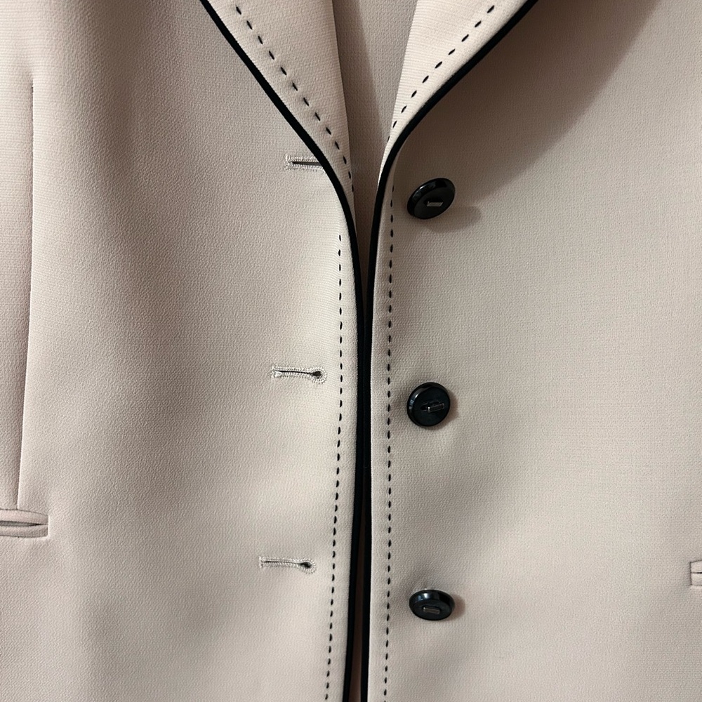 TAHARI women’s three piece suit in beige and black. - Picture 13 of 14